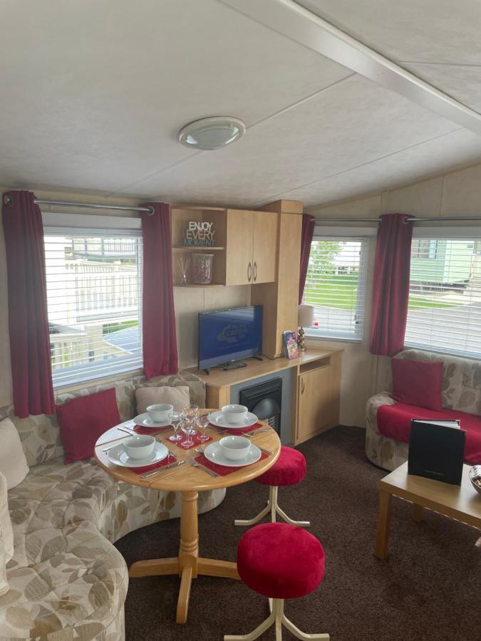 Calypso Hot Tub Breaks Tattershall Lakes Pet Friendly Екстер'єр фото
