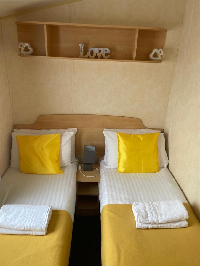 Calypso Hot Tub Breaks Tattershall Lakes Pet Friendly Екстер'єр фото
