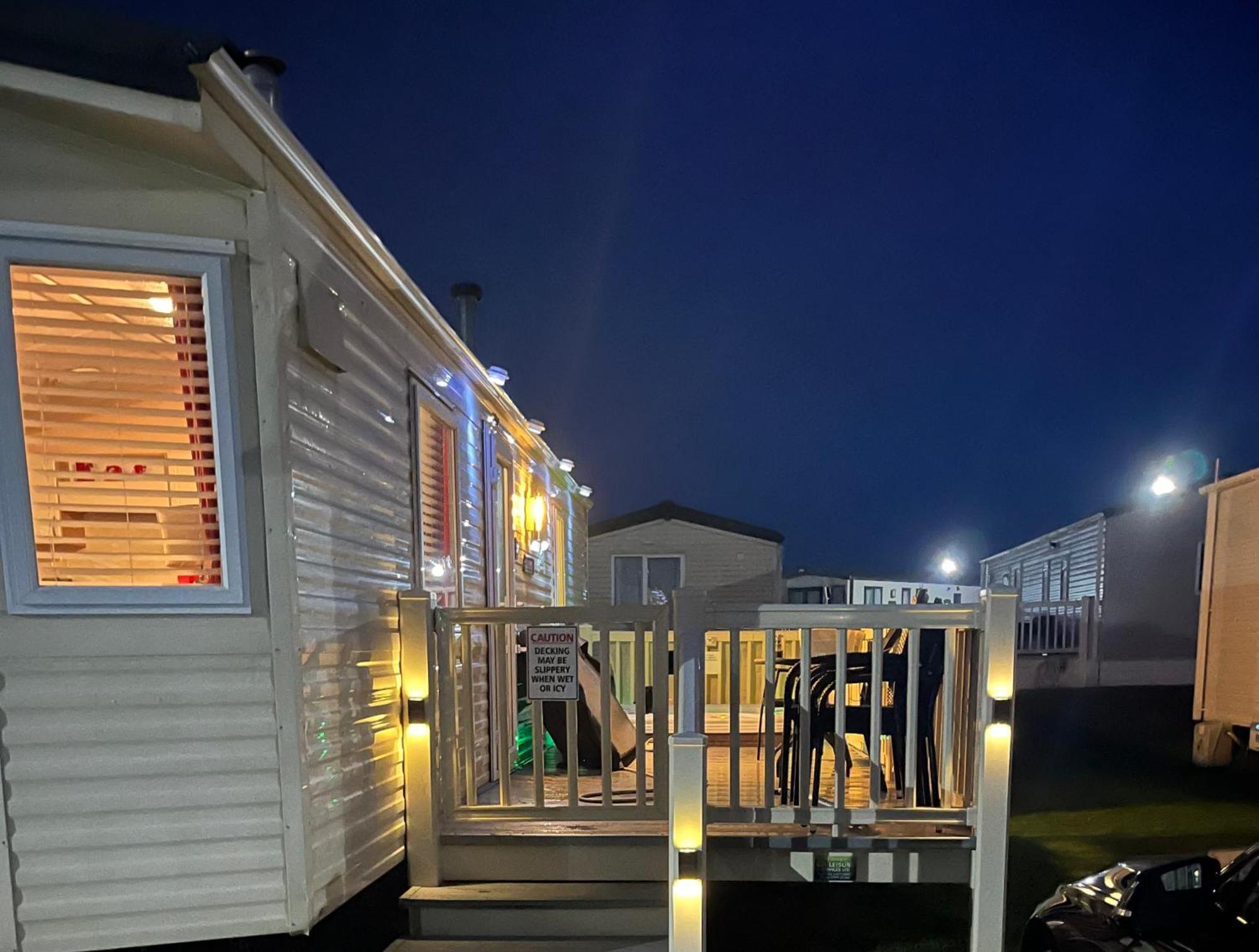Calypso Hot Tub Breaks Tattershall Lakes Pet Friendly Екстер'єр фото