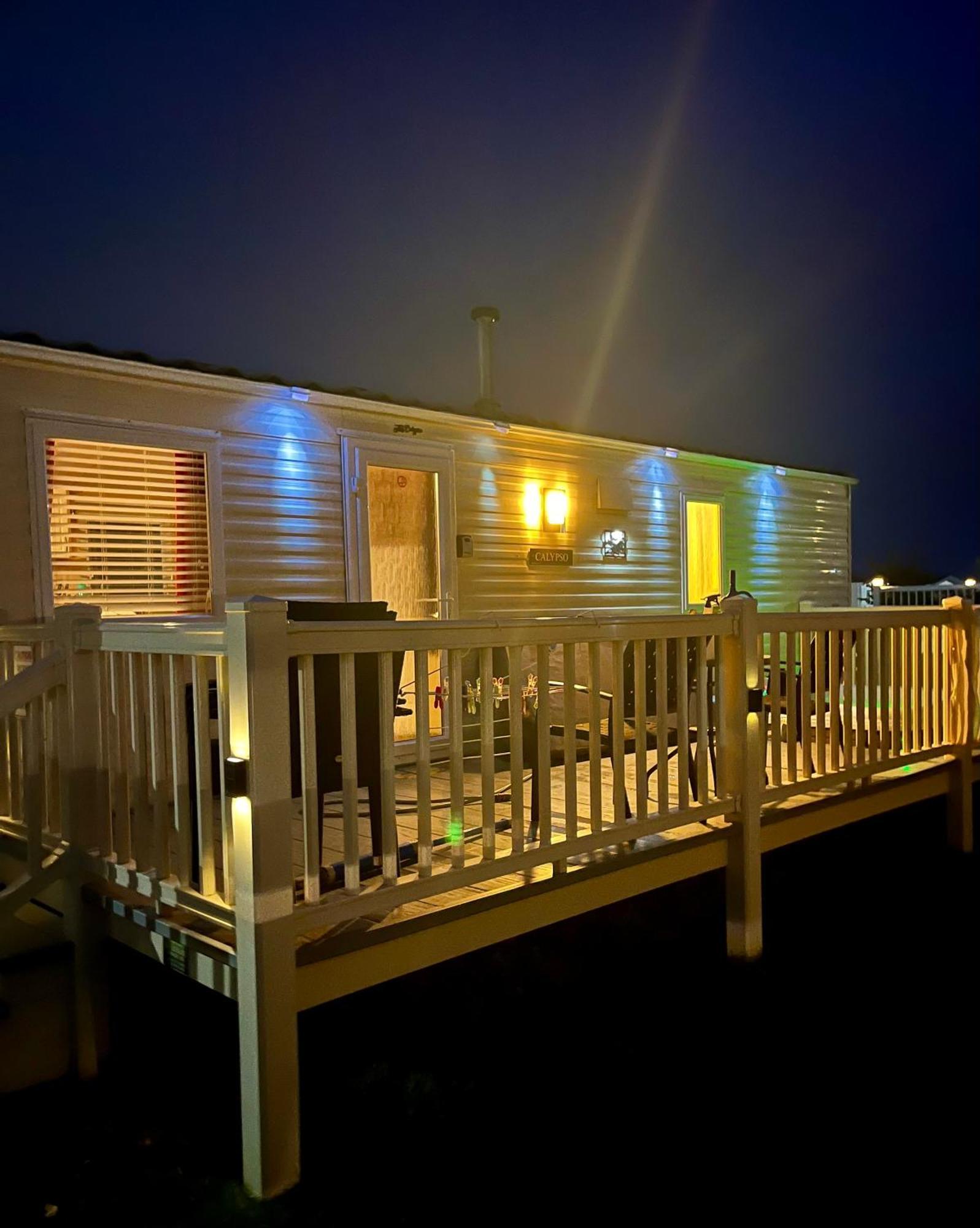 Calypso Hot Tub Breaks Tattershall Lakes Pet Friendly Екстер'єр фото